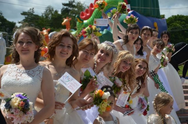 Звезда «Дом-2» посетил жилой район «Гармония» в поисках жилья и невесты