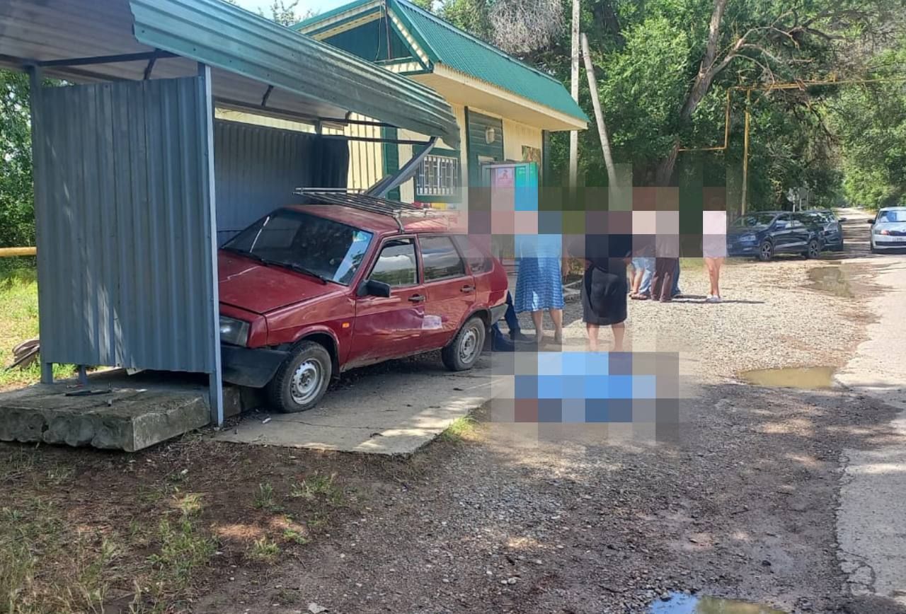 На Ставрополье «девятка» врезалась в остановку, скончался мужчина