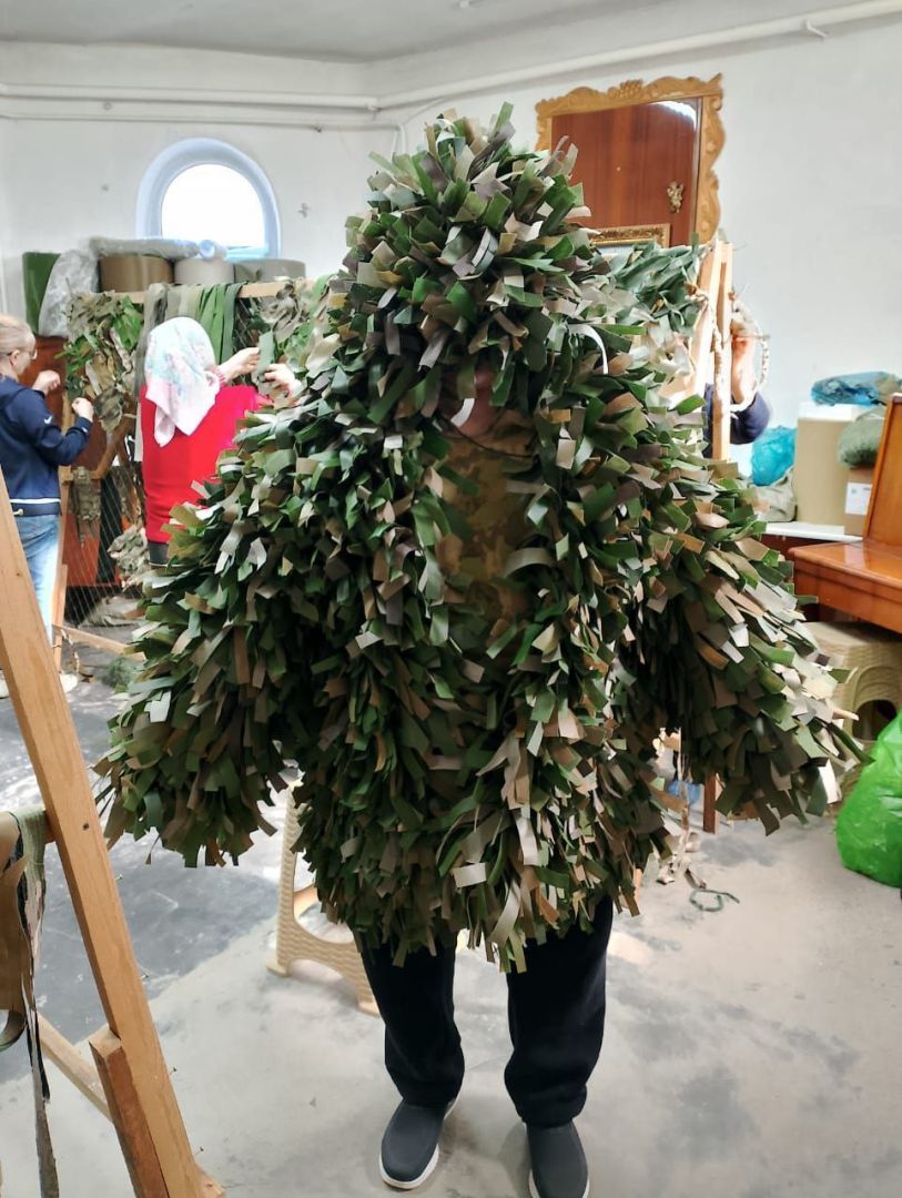 Волонтеры начали изготавливать маскировочные костюмы для бойцов СВО