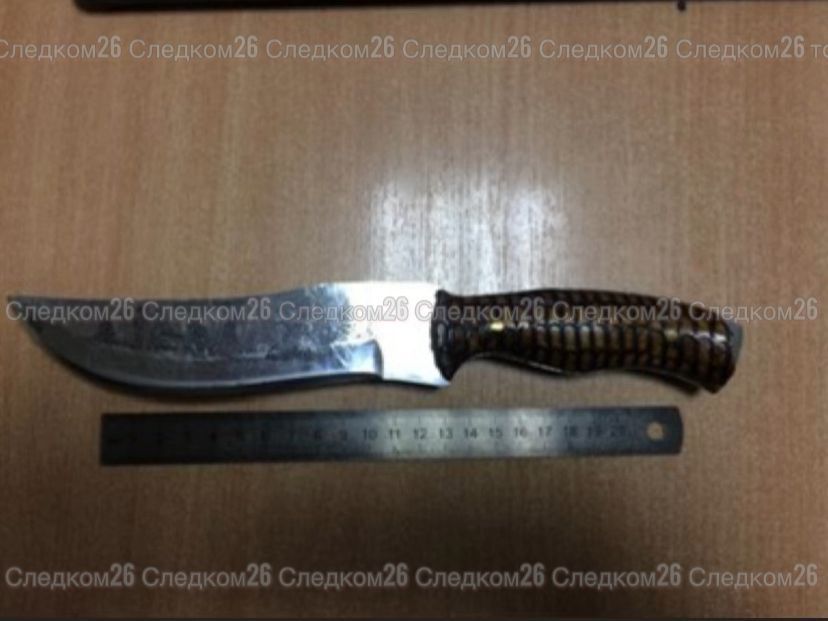 Двое ставропольцев пытались зарезать полицейского из мести