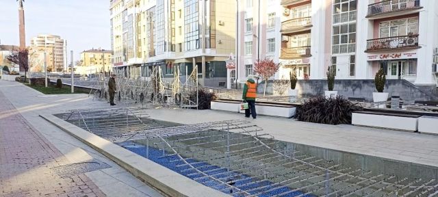 В Ставрополе приступили к монтажу зимних инсталляций на городских фонтанах