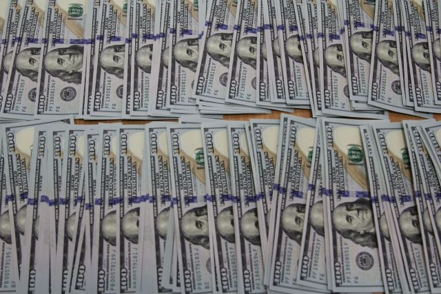 В аэропорту Минвод пресекли контрабанду 35 тысяч долларов США