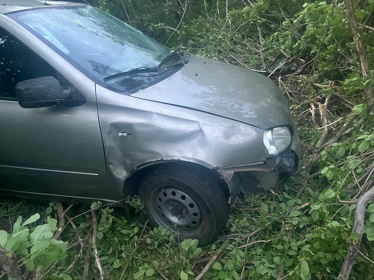 Lada Kalina вылетела с трассы на Ставрополье