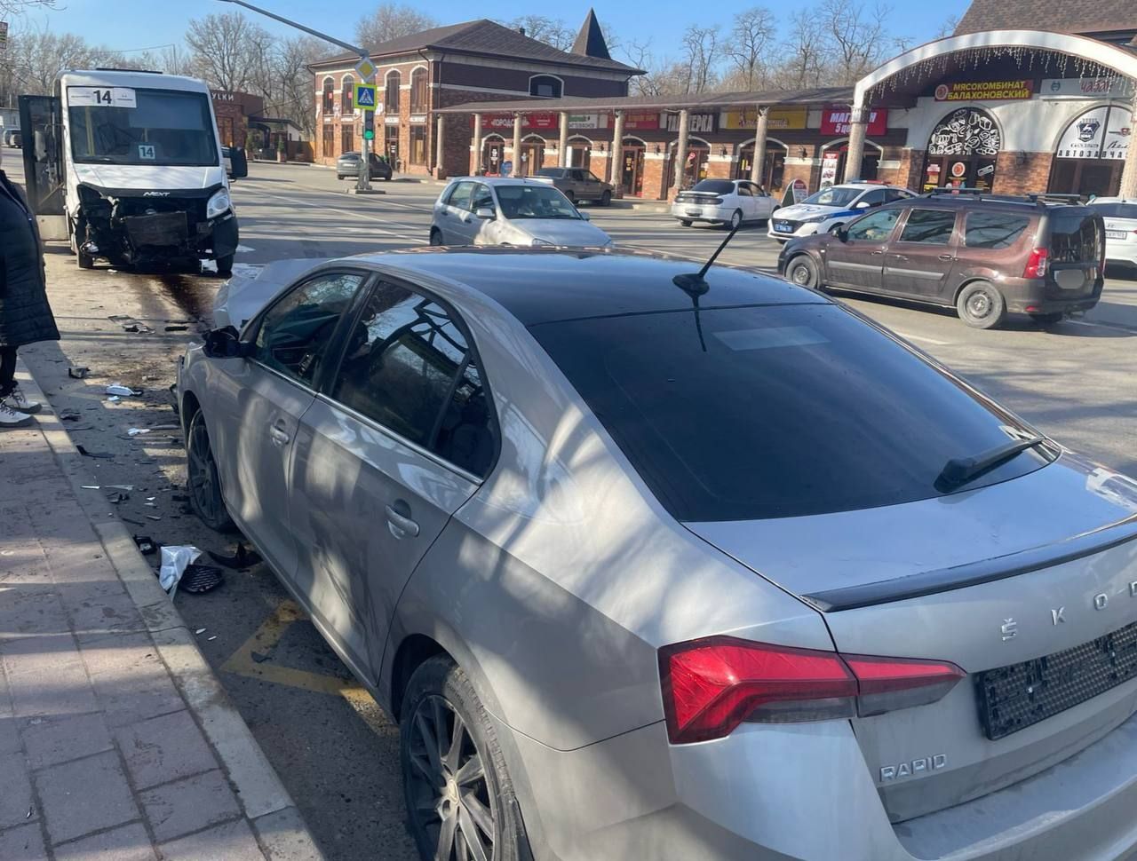 Легковушка врезалась в маршрутку