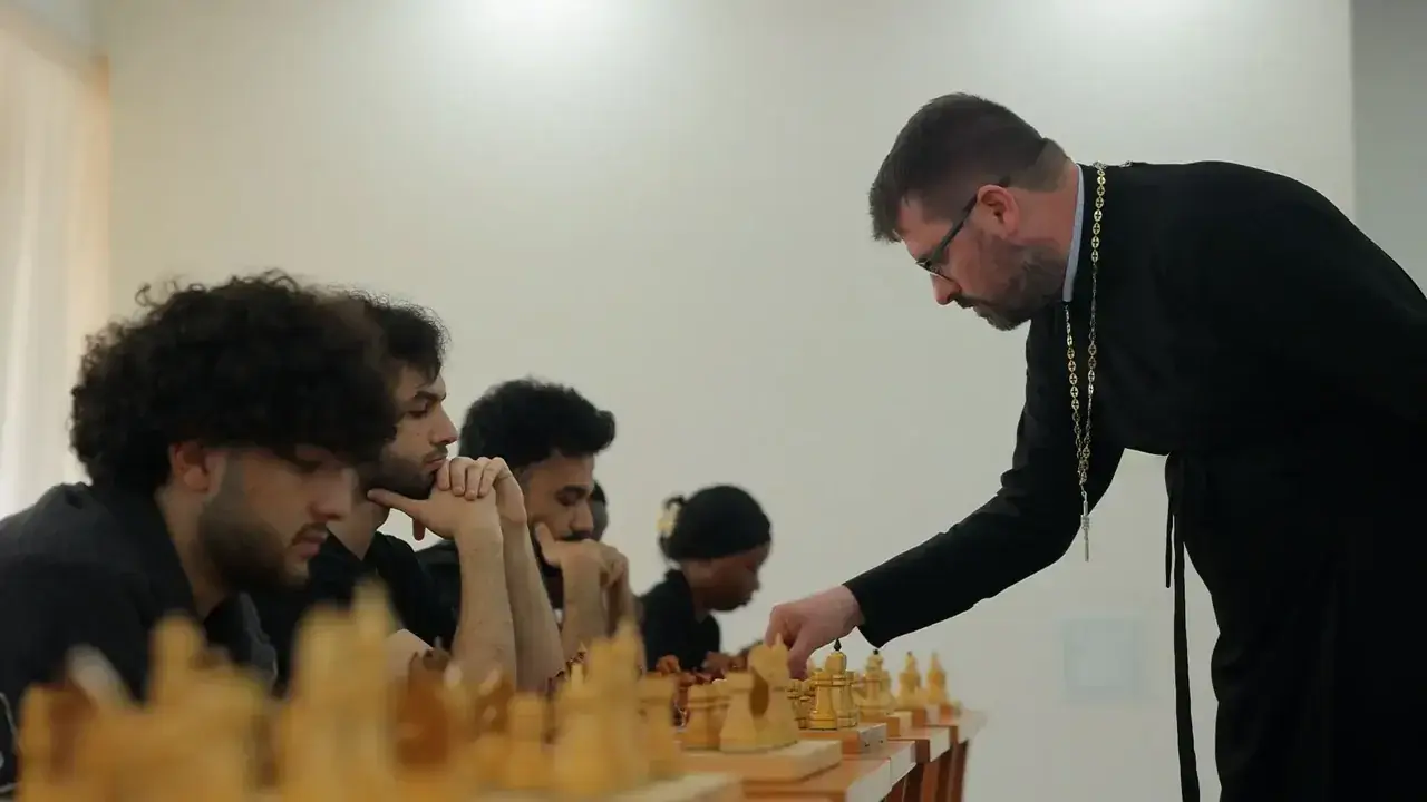 Шах и мат от батюшки: ставропольский священник сразился в шахматы с 10 африканцами