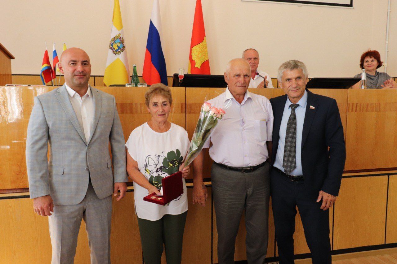 Две семейные пары из Апанасенковского округа получили краевые медали «За сохранение семейных ценностей»