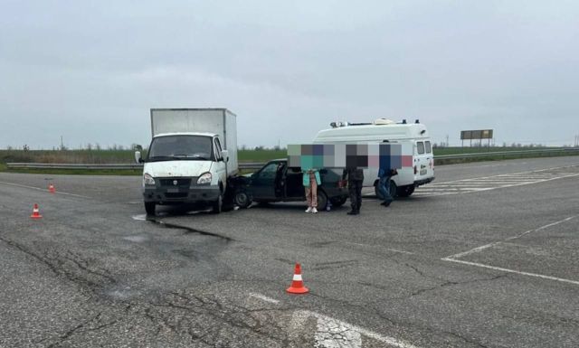 Двое попали в больницу после аварии на Ставрополье