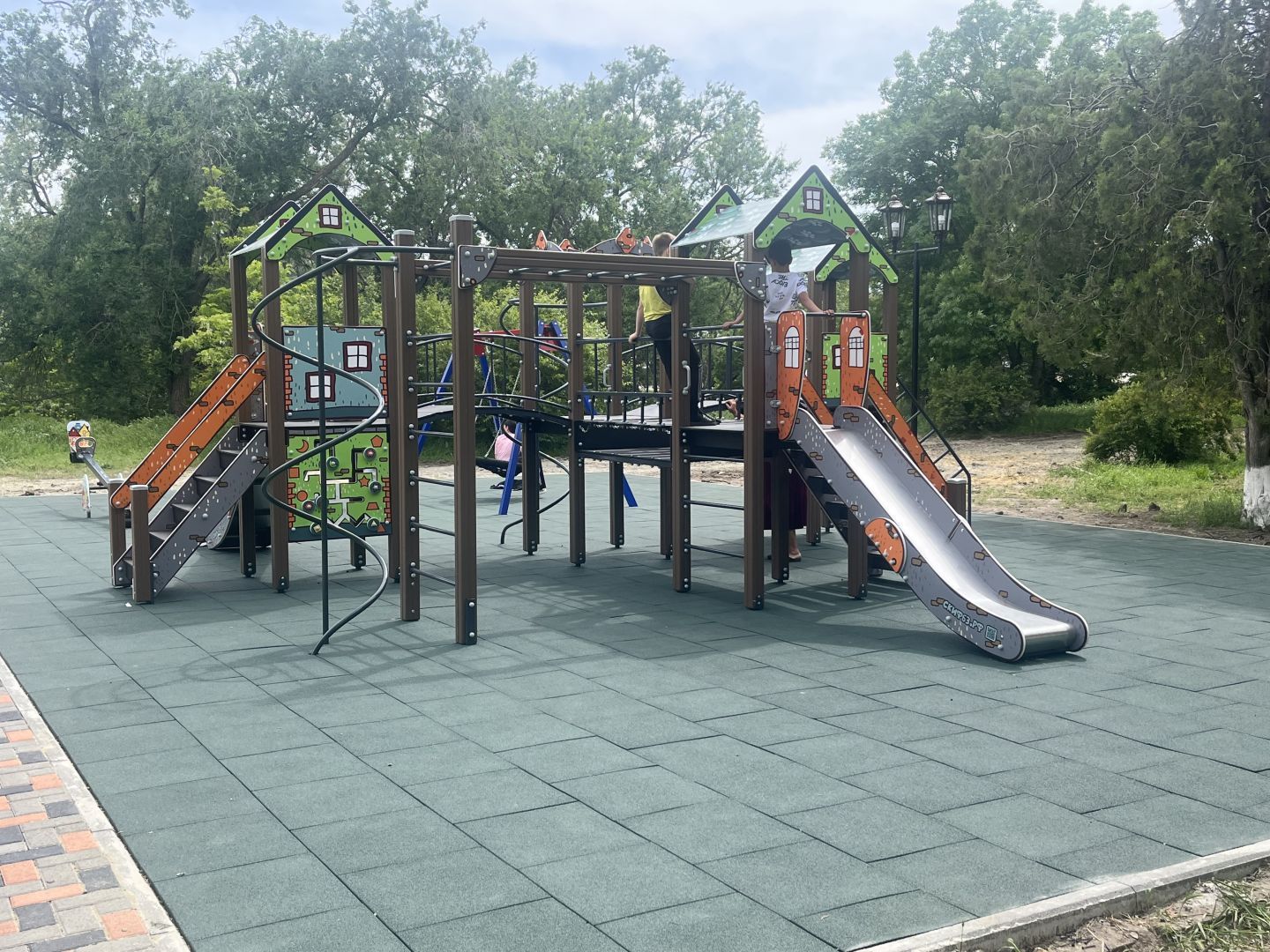 Новую детскую площадку построили в селе Петровского округа