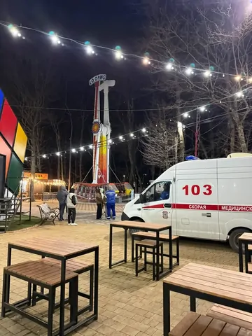 Два человека, включая ребёнка, застряли на аттракционе в парке Ставрополя