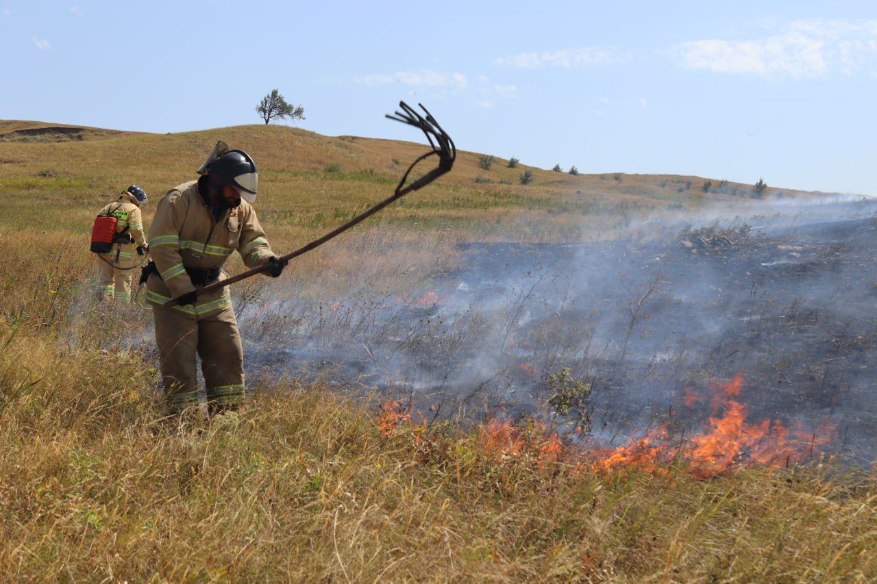 В Ставропольском крае продолжают тушить пожары на горах