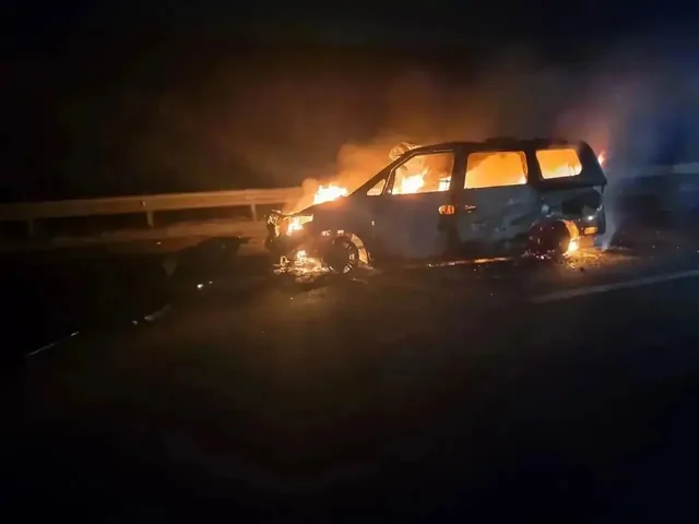 На КМВ минивэн влетел в грузовик и вспыхнул