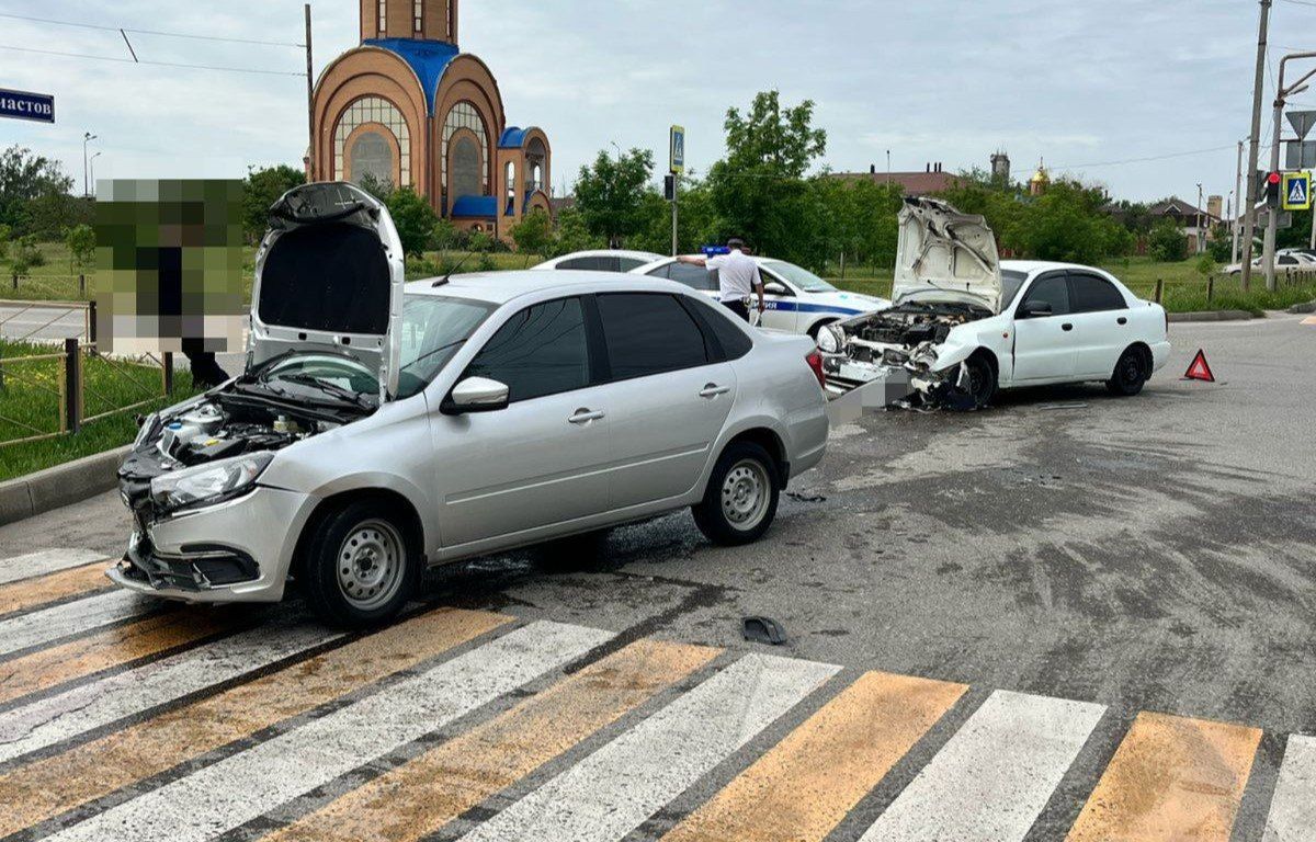 Водители получили травмы в аварии на перекрестке