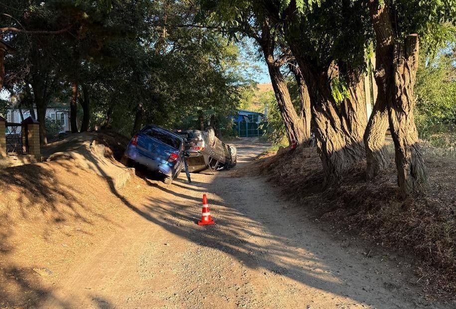 Пьяный водитель-бесправник устроил аварию с опрокидыванием на Ставрополье
