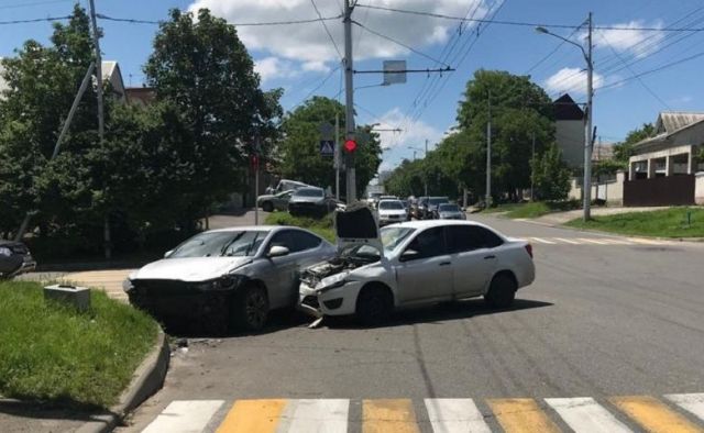 В Ставрополе злостный нарушитель ПДД стал виновником аварии В Ставрополе злостный нарушитель ПДД стал виновником аварии