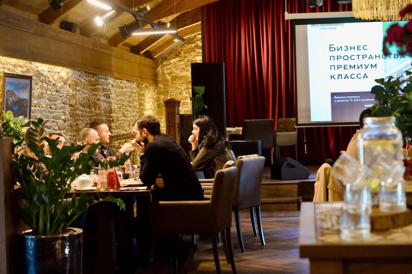 В Кисловодске ГК «ЮгСтройИнвест» презентовала ведущим предпринимателям курорта якорную коммерцию на КМВ