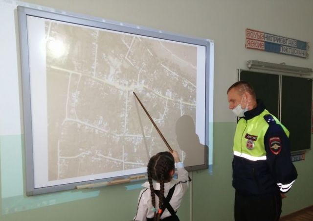 Грачёвские школьники учатся по спутниковым картам определять безопасный путь домой Грачёвские школьники учатся по спутниковым картам определять безопасный путь домой