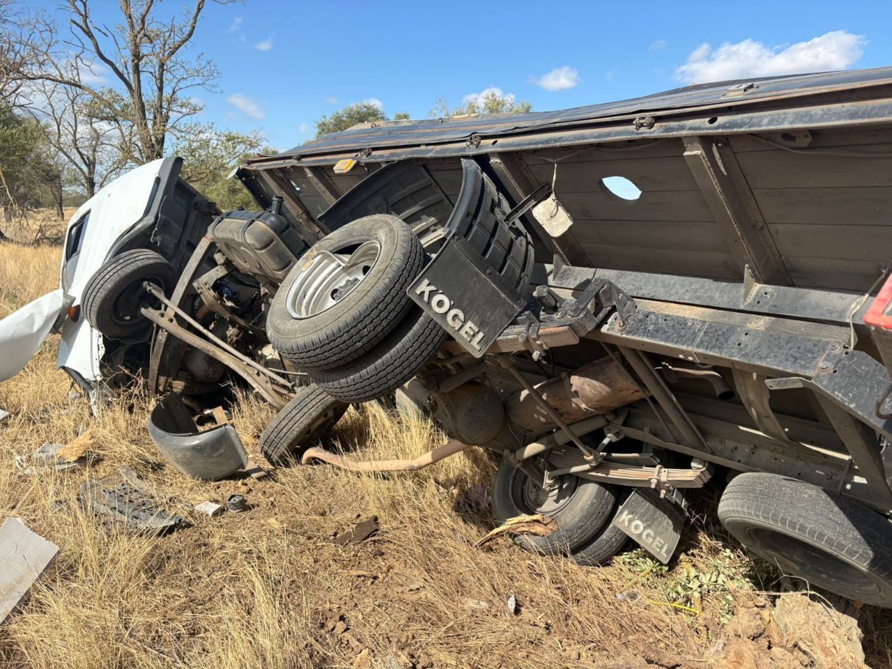 Грузовик превратился в груду металла после съезда с дороги на Ставрополье