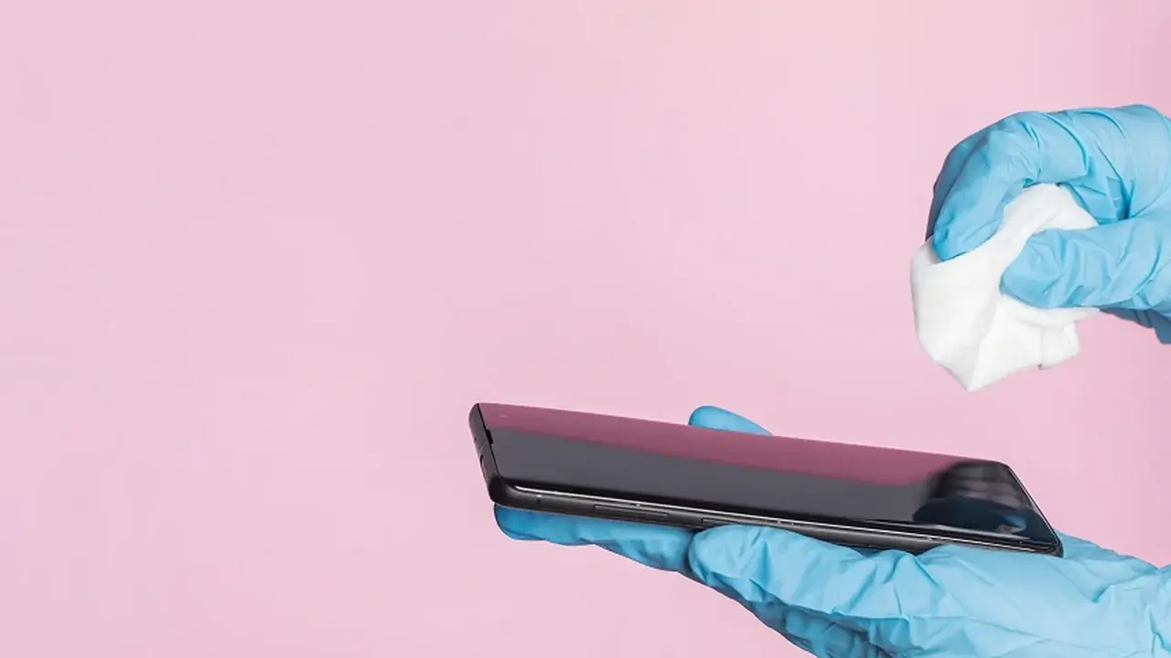 В Железноводске уборщица ресторана украла оставленный в туалете смартфон