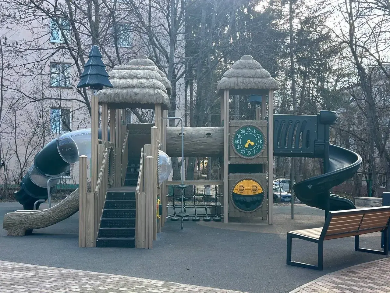 Новая детская площадка с амфитеатром появилась в Кисловодске за 41 млн рублей