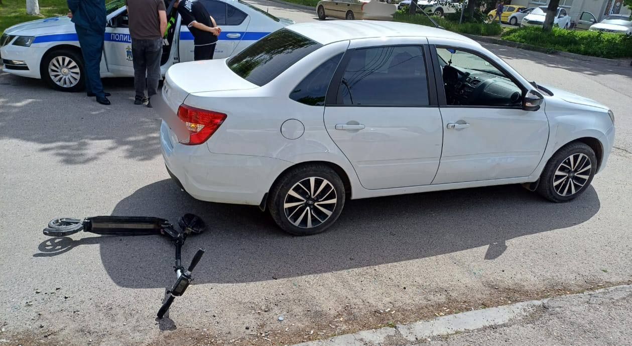 Самокатчик получил травмы после столкновения с легковушкой