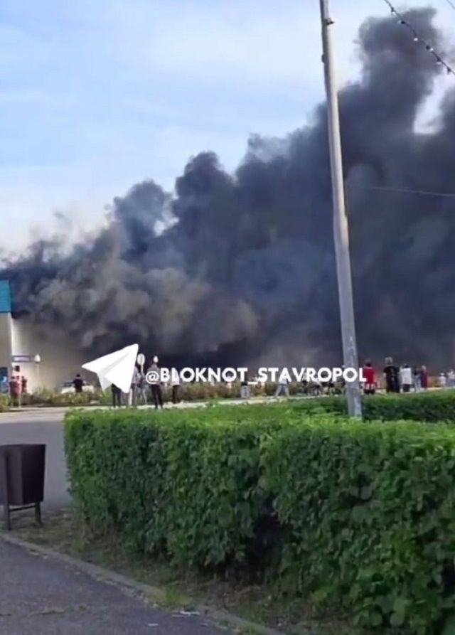 Пожар в подсобке торгового центра тушат в Зеленокумске