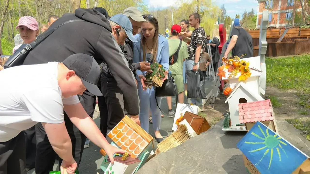 В парке Кисловодска установили скворечники, изготовленные на городском конкурсе