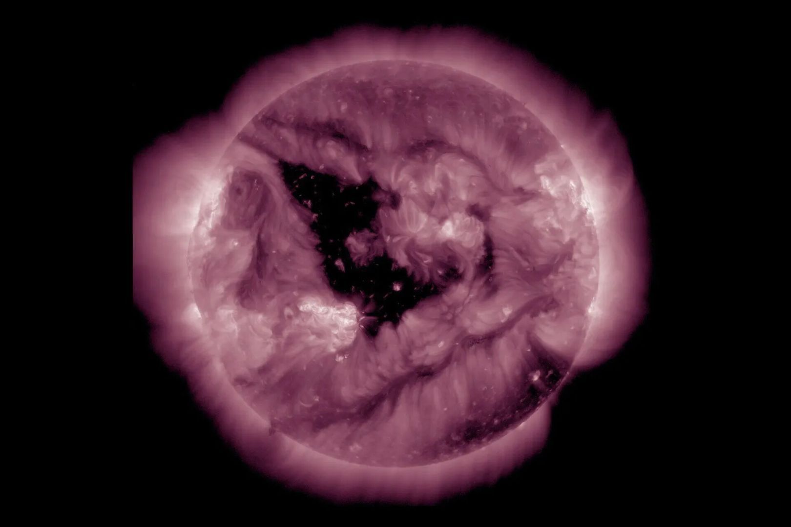 Крупная корональная дыра вышла на линию Солнце-Земля