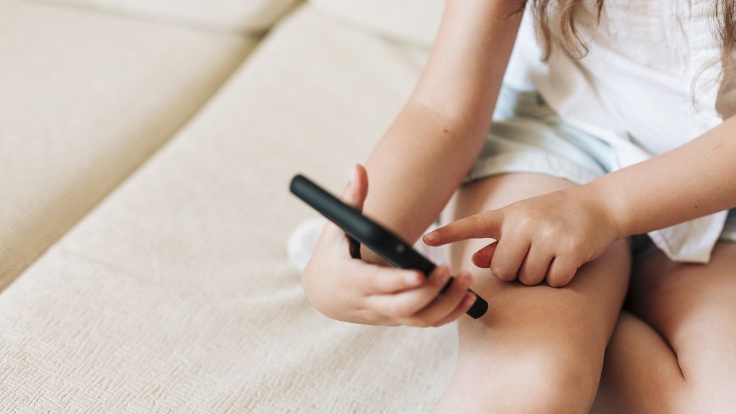 Ребенок перевел мошенникам почти 100 тысяч рублей с карты матери, пытаясь купить игровую валюту