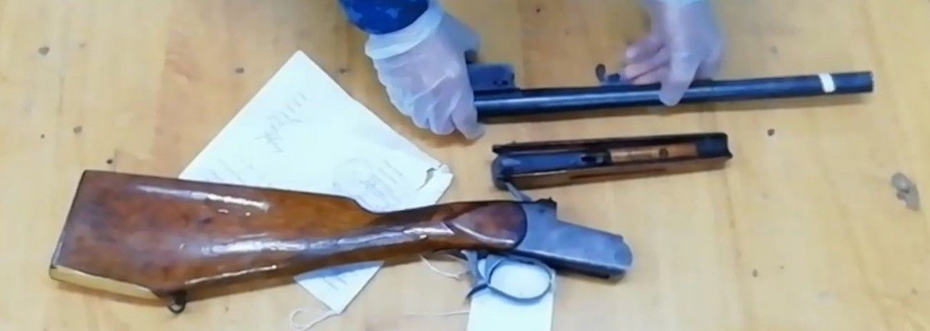 чердачные находки оружия. незаконное хранение обреза гладкоствольного. находки оружия на чердаках. схрон оружия второй мировой войны. обрез toz34.