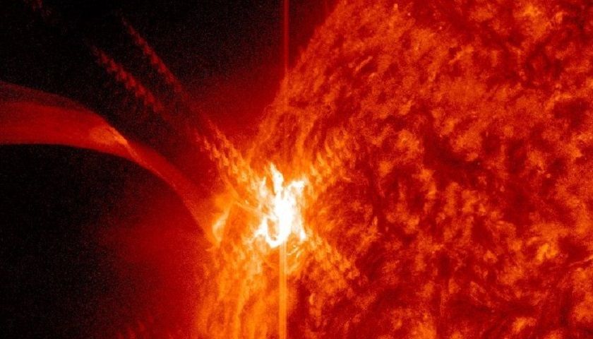 Крупнейшая солнечная вспышка года может привести к магнитной буре на Земле уже в пятницу