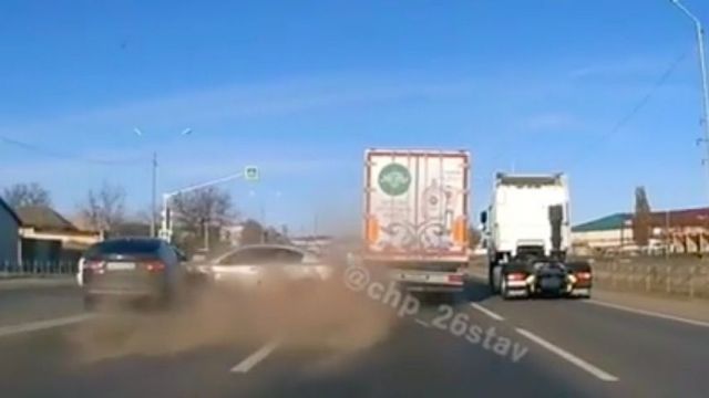 В сети появилось видео крупного ДТП, случившегося под Ставрополем В сети появилось видео крупного ДТП, случившегося под Ставрополем