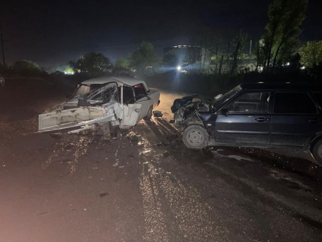 На Ставрополье при столкновении автомобилей на встречной полосе пострадали два человека На Ставрополье при столкновении автомобилей на встречной полосе пострадали два человека