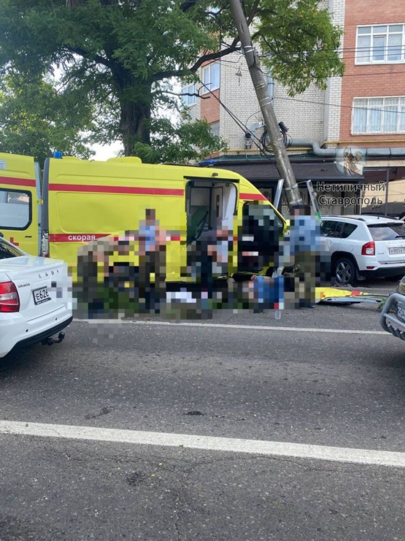 Серьезная авария с участием реанимации и легковушки произошла в Ставрополе
