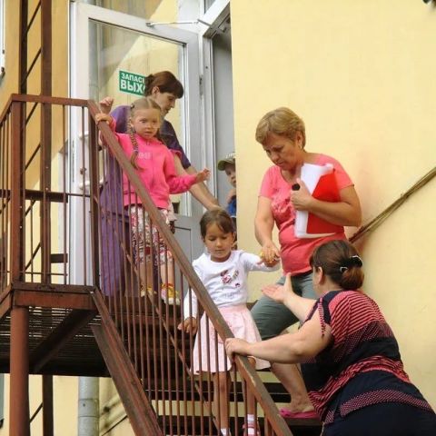 Более 50 детей были эвакуированы из минераловодского детского сада с кашлем и удушьем Более 50 детей были эвакуированы из минераловодского детского сада с кашлем и удушьем