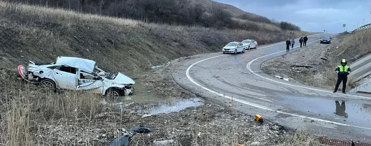 На КМВ иномарка слетела с трассы в кювет, погиб водитель