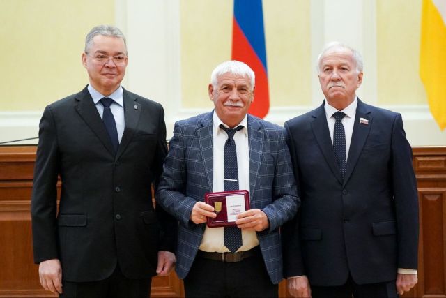 Губернатор Ставрополья вручил госнаграды 33 жителям края перед Днём Конституции