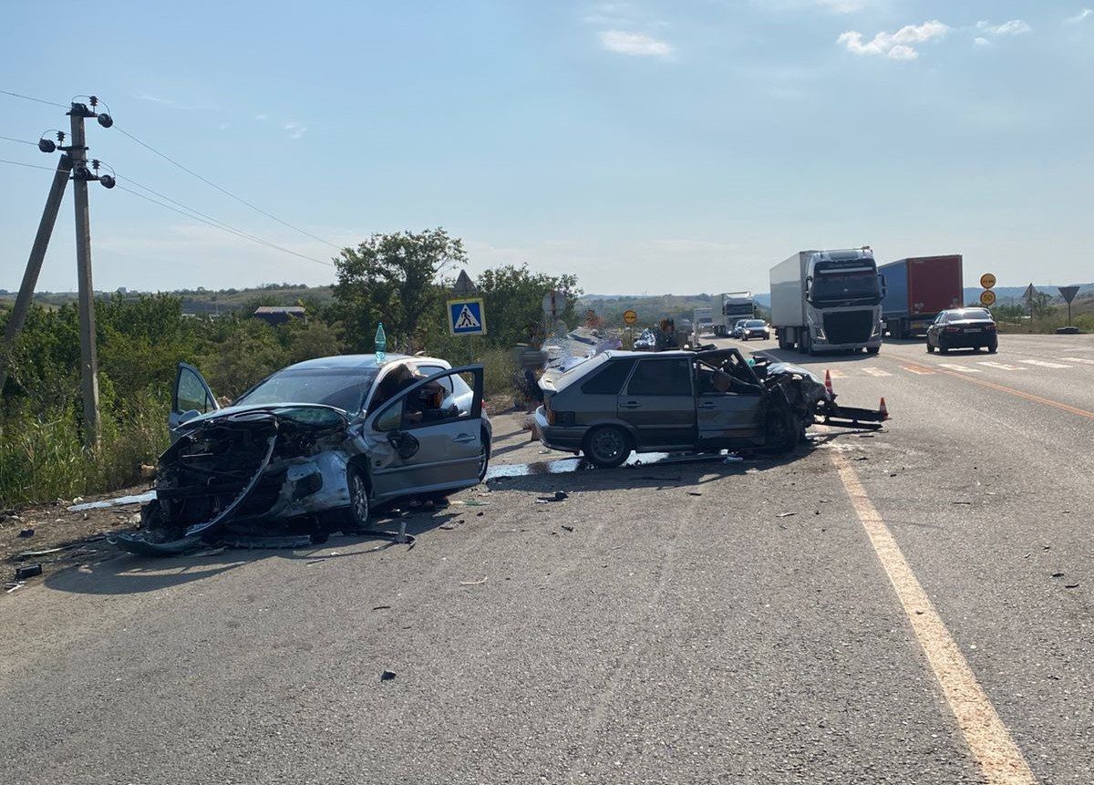 Два человека пострадали при столкновении легковушек на подъезде к Ставрополю