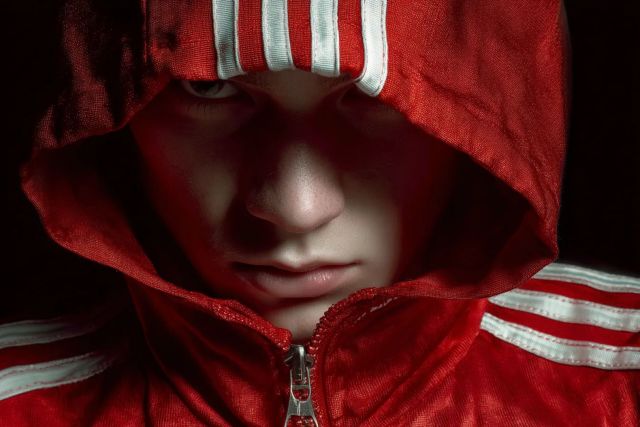 Психолог раскрыл: 3 фразы, которые ломают психику ребенка навсегда