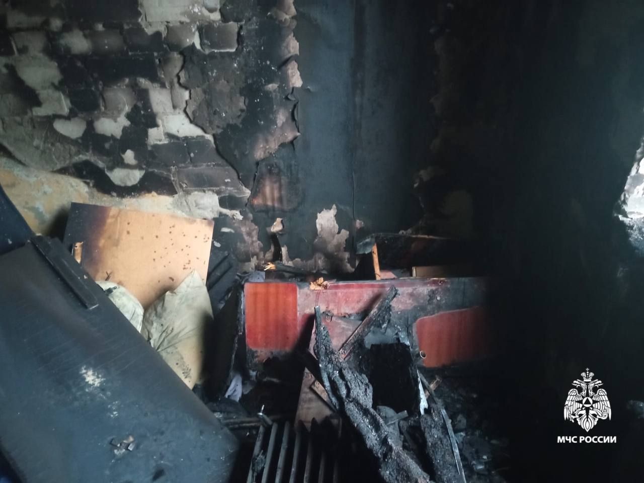 Пожар в Невинномысске уничтожил домашние вещи и серьёзно повредил комнату