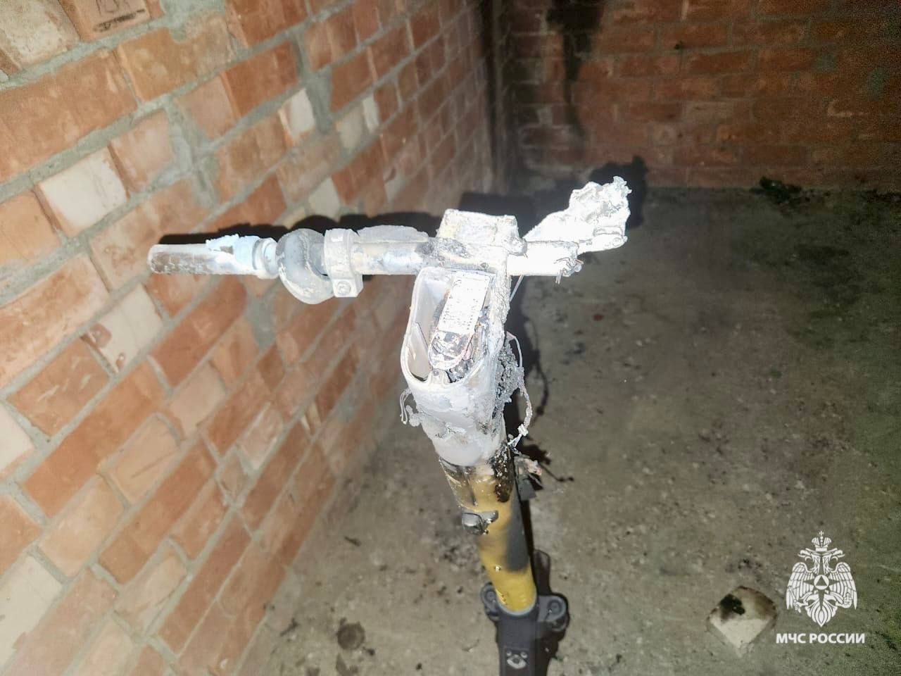 Электросамокат сгорел на заброшке в Ставрополе