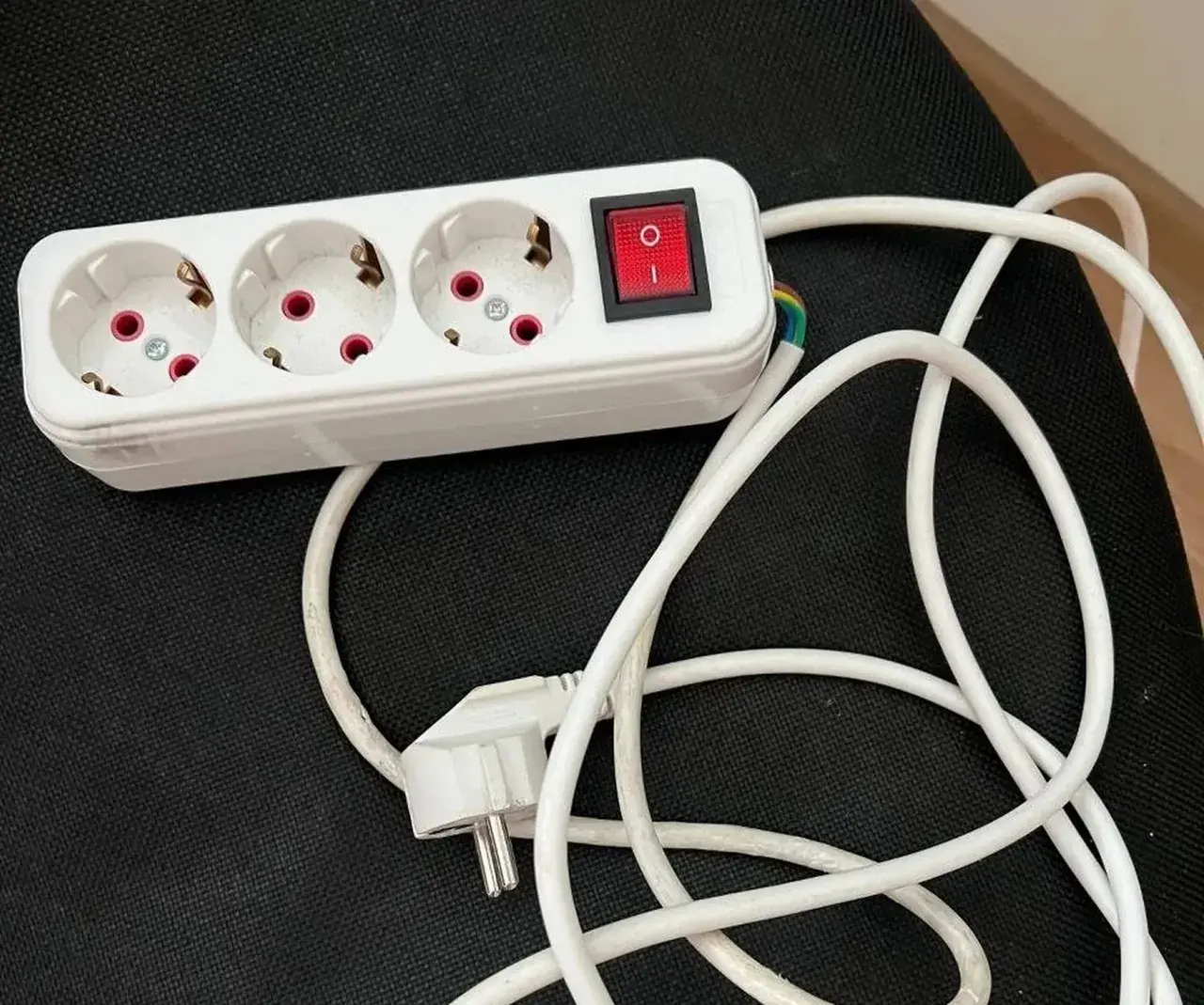 На Ставрополье мужчина избил знакомую удлинителем, а после грозил задушить проводом