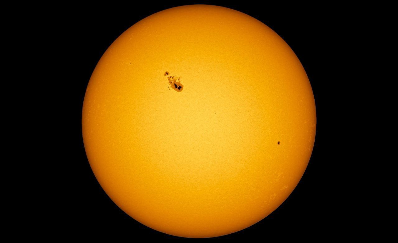 Пятно на Солнце выросло до таких размеров, что его видно без телескопа