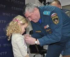 Девочке, спасшей друзей, вручили медаль Девочке, спасшей друзей, вручили медаль