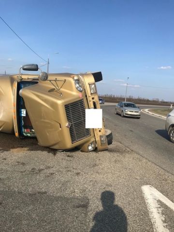 На Ставрополье перевернулся многотонный грузовой автомобиль, пострадавших нет На Ставрополье перевернулся многотонный грузовой автомобиль, пострадавших нет