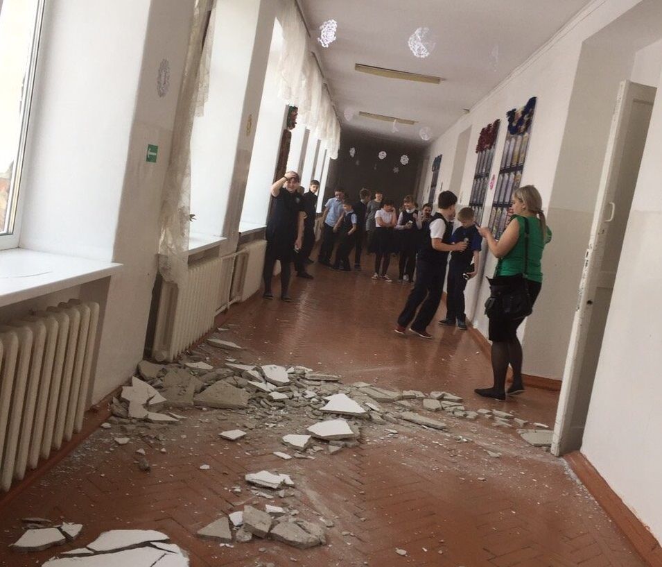 В Ставрополе на ученицу гимназии № 3 упал фрагмент потолка В Ставрополе на ученицу гимназии № 3 упал фрагмент потолка