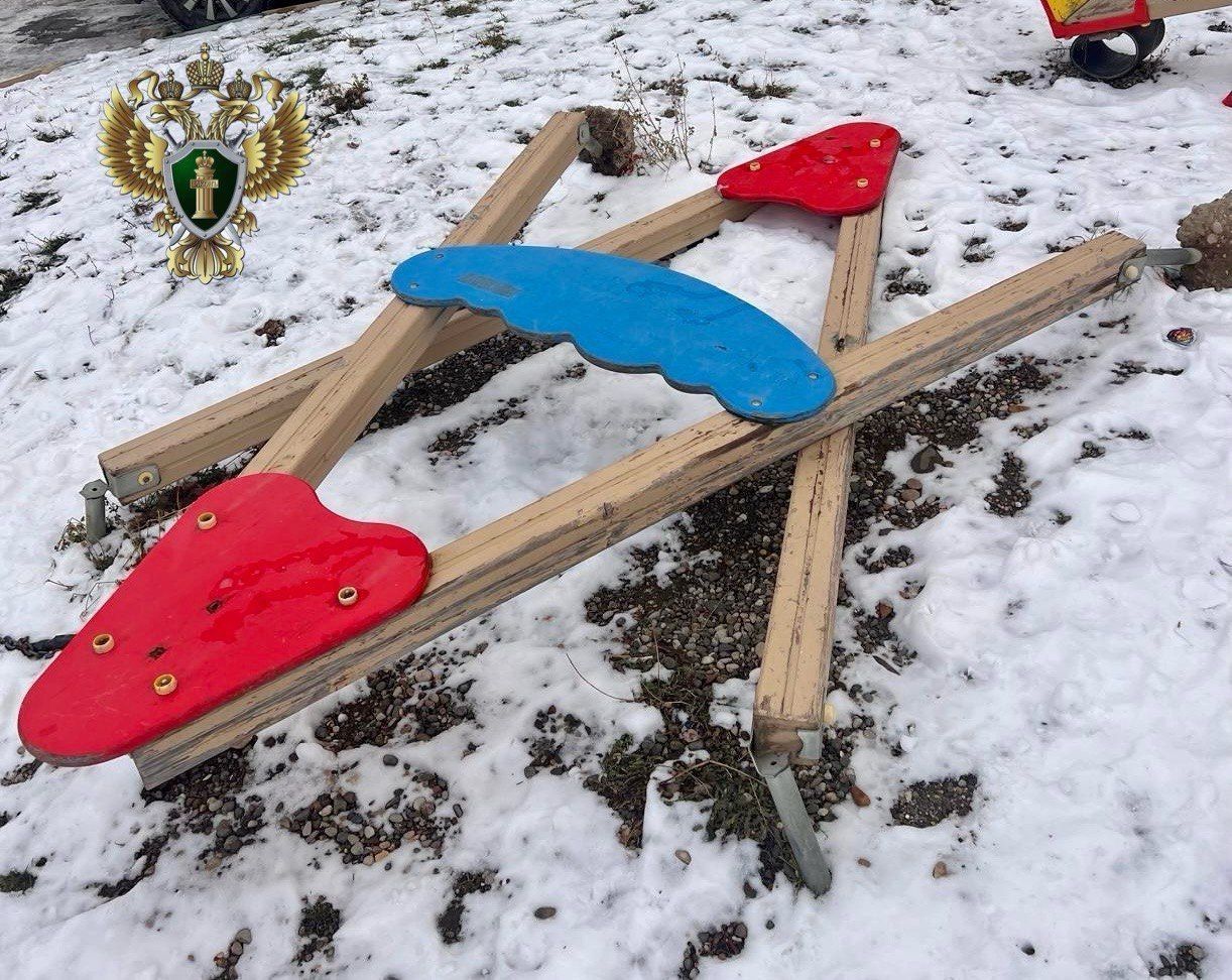 Качели упали на девочку в Ессентуках