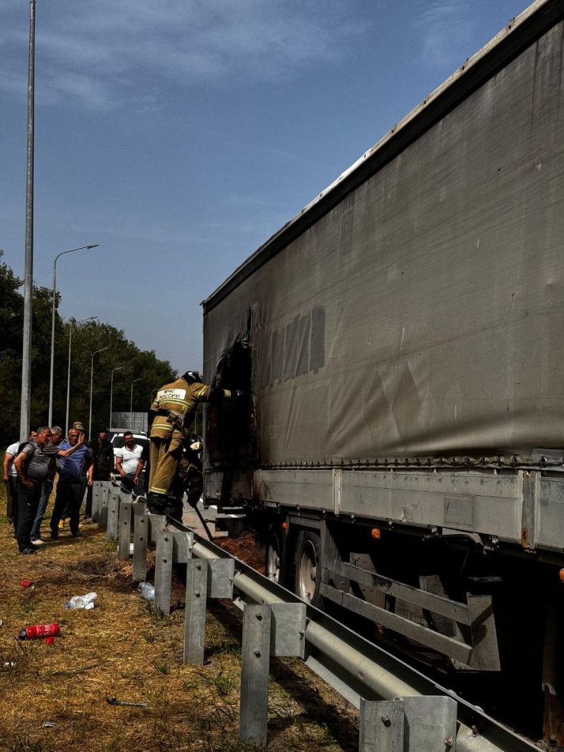 Грузовик с пшеницей загорелся на ставропольской трассе