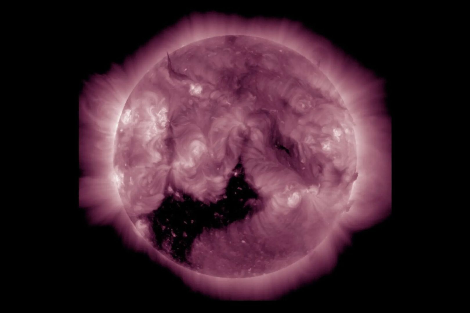 Крупная корональная дыра на Солнце вызовет магнитные бури на выходных