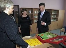 В прошлом году на финансирование детсадов и школ было выделено 571 млн. рублей В прошлом году на финансирование детсадов и школ было выделено 571 млн. рублей