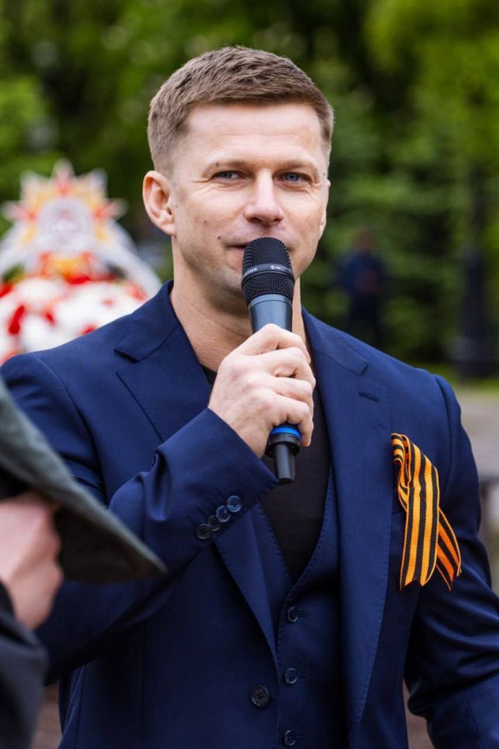 Актер Роман Курцын прочел стихи о Победе в Невинномысске